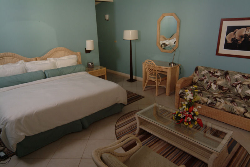 Trade Winds Hotel Dickenson Bay Exterior foto